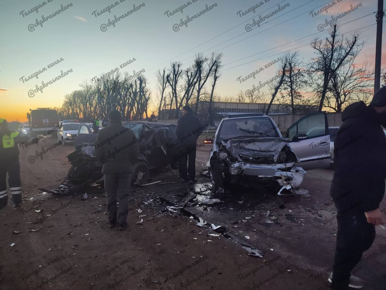 В Динской районе выезд на полосу встречного движения привел к ДТП со смертельным исходом  21 декабря около 06:00 на участке автодороги «ст.Нововеличковская – с.Долиновское» 56-летний водитель, управляя транспортным средством «Мерседес Бенц», двигался со стороны ст.Нововеличковской в с сторону ст.Новотитаровская, допустил выезд на полосу, предназначенную для встречного движения, в местах, где это разрешено и допустил лобовое столкновение с движущимся во встречном направлении транспортным средством «Фиат Албеа», под управлением под управлением 32-летнего водителя.   В результате ДТП водитель «Мерседес Бенц» скончался до приезда скорой помощи. По данному факту ДТП проводится проверка.   ЧП Краснодар-подписаться   Прислать новость