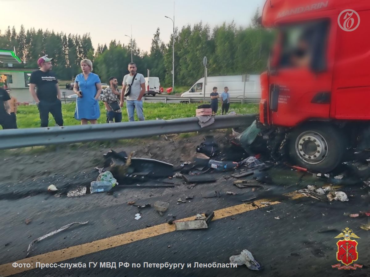 Количество пострадавших в ДТП с автобусом на трассе «Кола» увеличилось до семи  Три человека, в том числе 15-летний подросток, находятся в тяжелом состоянии после ДТП с рейсовым автобусом и фурой «Тонар» на 22-м км автодороги «Кола», сообщает ГУ МВД РФ по Петербургу и Ленобласти. Еще четверо были доставлены в больницу с травмами различной степени тяжести. По факту столкновения продолжается проверка.