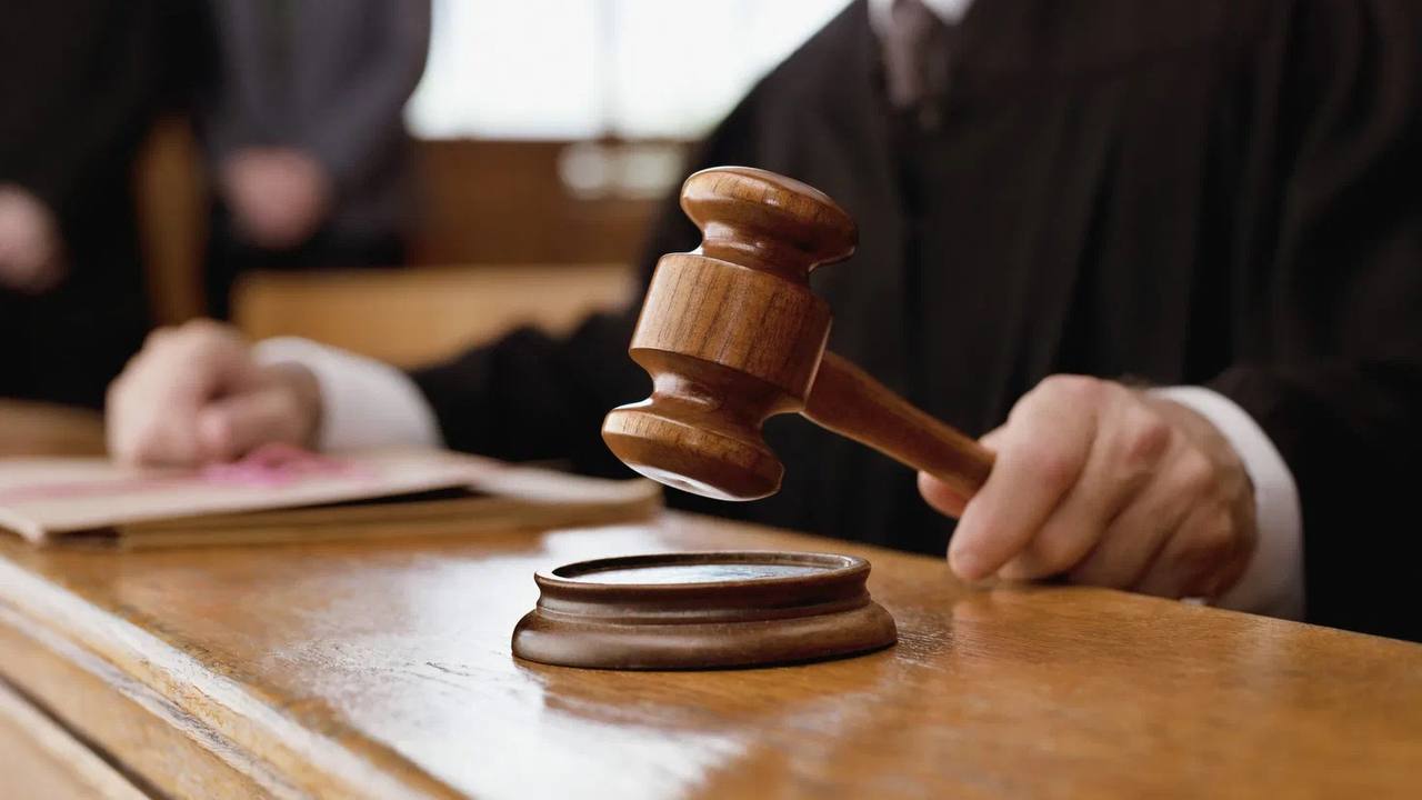 Вынесен приговор по уголовному делу о совершении разбойного нападения на ювелирный магазин с причинением ущерба на сумму свыше 2 8 млн рублей Железнодорожный районный суд г Екатеринбурга на основании доказательств представленных государственным обвинителем вынес приговор по уголовному делу в отношении местного жителя 1977 г р Мужчина признан виновным в совершении преступления по п б ч 4 ст 162 УК РФ разбой группой лиц по предварительному сговору с применением оружия в особо крупном размере В ходе рассмотрения в суде уголовного дела установлено что осужденный действуя совместно со своим знакомым в январе 2017 года совершил разбойное нападение с использованием оружия на ювелирный магазин в Железнодорожном районе Екатеринбурга похитив из него ценности на общую сумму более 2 8 млн рублей При этом в ходе нападения один из соучастников произвел выстрел из огнестрельного пистолета в область затылка сотрудника магазина в результате чего пострадавший получил черепно мозговую травму Сразу после разбойного нападения соучастники скрылись в Самарской области После получения в начале июня 2024 года из федеральной базы геномной информации данных о совпадении генетического профиля обвиняемого с профилем пота изъятого на месте совершения преступления последний был задержан Второй нападавший на момент раскрытия преступления скончался в результате болезни   Железнодорожный районный суд г Екатеринбурга назначил виновному наказание в виде 10 лет лишения свободы с отбыванием в исправительной колонии строгого режима Также суд взыскал с осужденного компенсацию морального вреда в пользу потерпевшего в размере 500 тыс рублей Приговор не вступил в законную силу