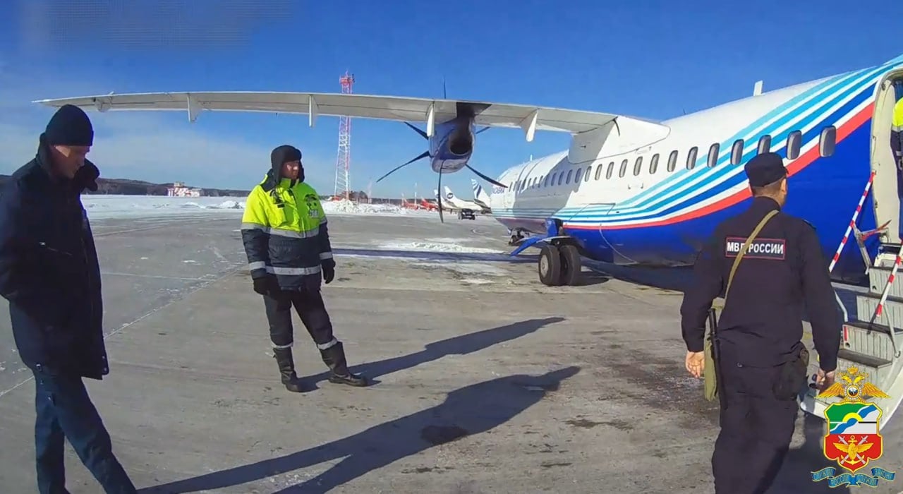 Пьяного томича сняли с рейса Красноярск-Томск  Транспортные полицейские 26 февраля задержали в аэропорту Красноярска жителя Томской области, нарушавшего общественный порядок во время посадки в самолет.   Представители авиакомпании обратились в дежурную часть полиции в аэропорту Красноярска с сообщением, что к месту посадки в самолет, который вылетает в Томск, требуются сотрудники транспортной полиции.   Прибывшие на борт самолета полицейские зафиксировали, что 22-летний житель Томской области с признаками опьянения был агрессивен, нецензурно выражался и мешал окружающим. Командир воздушного судна принял решение отказать ему в дальнейшей перевозке.  Правоохранители задержали и доставили нарушителя общественного порядка в дежурную часть и составили протокол об административном правонарушении, предусмотренном частью 1 статьи 20.1 Кодекса РФ об административных правонарушениях  Мелкое хулиганство .  Иллюстрация: Управление на транспорте МВД России по СФО