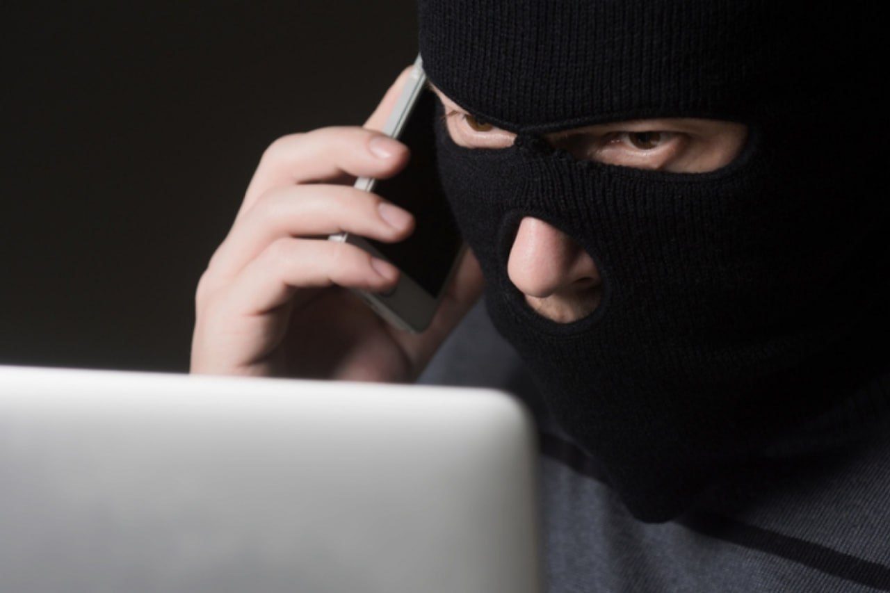 ‼ 2,7 млн рублей отдал на «страховку» 19-летний житель Стаханова. Об этом сообщает пресс-служба МВД по ЛНР. В начале апреля с карты жертвы было списано 580 тысяч рублей. После этого в мессенджере «Telegram» ему позвонил псевдосотрудник финансового учреждения, который сообщил, что эти средства находятся в руках мошенников, и необходимо срочно застраховать оставшиеся деньги. Мошенническая схема длилась порядка двух месяцев. Полицейские устанавливают личности злоумышленников.