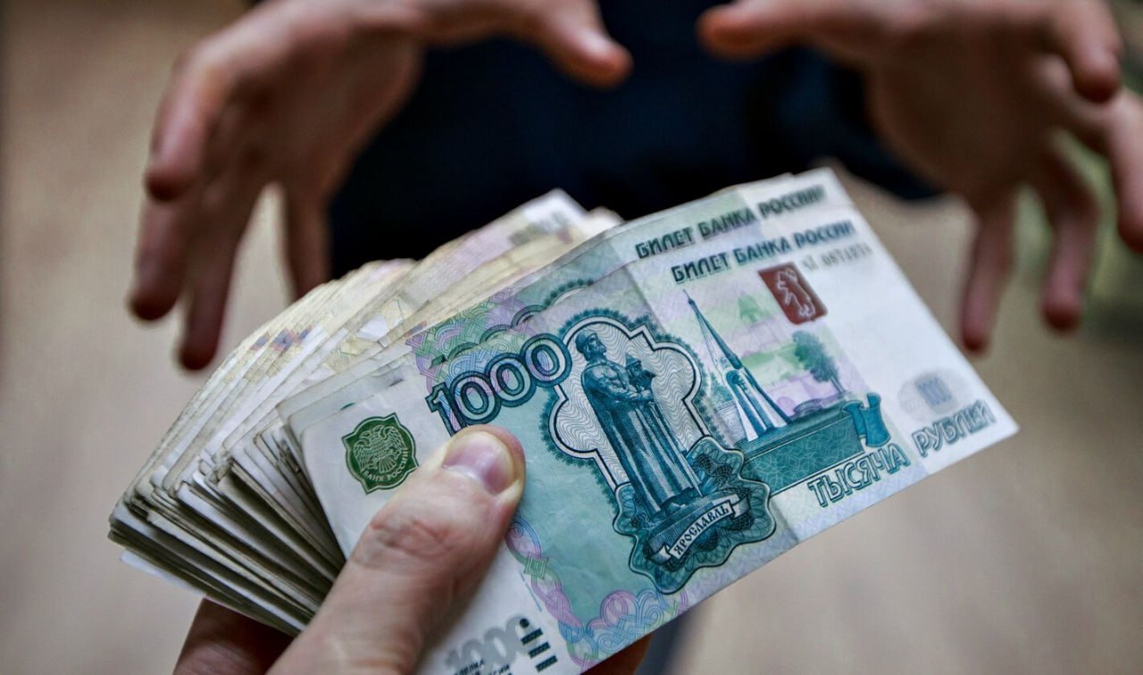 Пенсионные накопления россиян хотят перевести в ПДС  Накопительную часть пенсии россиян, которые не выбирали НПФ  так называемых «молчунов» , могут автоматически перевести в систему долгосрочных сбережений, так и не ставшую популярной у граждан.  Такое решение власти собираются принять до конца текущего года.  Как сообщили в Госдуме, на накопительных счетах россиян в Социальном фонде на данный момент находится «немалая сумма» — около 2,6 трлн рублей. Эти деньги власти намерены передать в ПДС, «чтобы повысить эффективность инвестирования средств накопительной части пенсии».  Сегодня средства «молчунов» фактически не работают: они размещены в государственных управляющих компаниях с минимальной доходностью. В системе ПДС у граждан могут быть дополнительные возможности: налоговые льготы, софинансирование от государства и работодателей, а также защита вложений.   Ранее уже сообщалось о том, что в России предлагают ввести автоматический перевод средств граждан в ПДС.