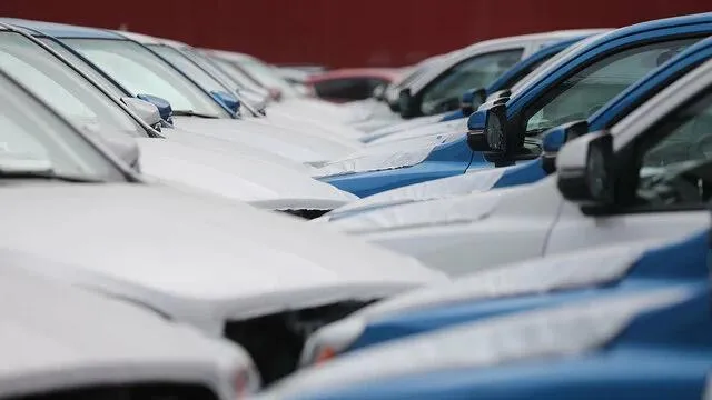 В Петербурге и Ленобласти сократились госзакупки автомобилей В I квартале 2026 г количество тендеров на приобретение легковых и легких коммерческих автомобилей в Санкт Петербурге и Ленобласти размещенных в публичном доступе сократилось на 15 по сравнению с аналогичным периодом прошлого года с 73 до 62 При этом стоимость закупок увеличилась в 2 2 раза с 412 млн до 903 2 млн руб следует из данных системы по управлению тендерами Тендерплан имеются в распоряжении редакции  В Петербурге за первые три месяца текущего года было размещено 30 закупок по перечню марок автомобилей рекомендованных Минпромторгом для приоритетного использования госслужащими на общую сумму 491 млн руб По сравнению с январем мартом 2025 г по количеству закупок показатель сократился на 14 но по стоимости вырос в 2 3 раза Больше всего тендеров в Петербурге в I квартале этого года было размещено на покупку машин группы ГАЗ и АвтоВАЗ по 8 штук  В Ленобласти по итогам I квартала наблюдалась схожая тенденция В текущем году в регионе было проведено 32 тендера на общую сумму 222 1 млн руб В годовом выражении это на 15 7 меньше по количеству и на 9 3 выше по стоимости Среди самых популярных марок АвтоВАЗ 13 и Haval 10 Эксперты опрошенные изданием отмечают что объемы закупок отечественных авто снижаются из за падающего спроса В то же время ассортимент автомобилей доступных для закупок расширился включая ряд локализованных в России моделей китайских автопроизводителей При этом уменьшение количества закупок при одновременном росте их стоимости отражает изменение структуры закупок   Подробнее в материале на нашем сайте Максим Стулов Ведомости Telegram Max