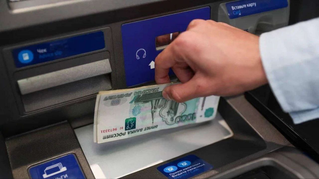 Новые регионы встраиваются в единое экономическое пространство России  Как рассказал зампред Правительства РФ Марат Хуснуллин, финансово-кредитные организации активно расширяют свою деятельность в воссоединённых регионах. Уже открыто более 600 банковских отделений, и установлено более 4 тысяч банкоматов. Это значительно расширило доступность услуг и процедур в Запорожской и Херсонской областях, ЛНР и ДНР.   «Есть возможность размещения капиталов, открытия депозитных счетов, оформления кредитных продуктов, к котором также относятся и льготная ипотека под 2% на приобретение жилья, и льготные кредиты для участников свободной экономической зоны по программе ФРТ»,  — рассказал Марат Шакирзянович.