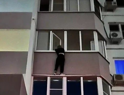 В Ростове в Суворовском девушка едва не сорвалась с балкона квартиры. Инцидент произошел в ночь 2 июня на улице Белоусова, 6. Случайные прохожие заметили на балконе третьего этажа девушку. Она просила о помощи. Очевидцы сразу позвонили в Службу 112. Прибывшие медики хотели попасть в квартиру, но она оказалась заперта. Тогда по адресу приехали спасатели и полиция. Сотрудники взломали дверь и помогли отчаявшейся ростовчанке забраться обратно в квартиру. Спасенную девушку доставили в больницу.