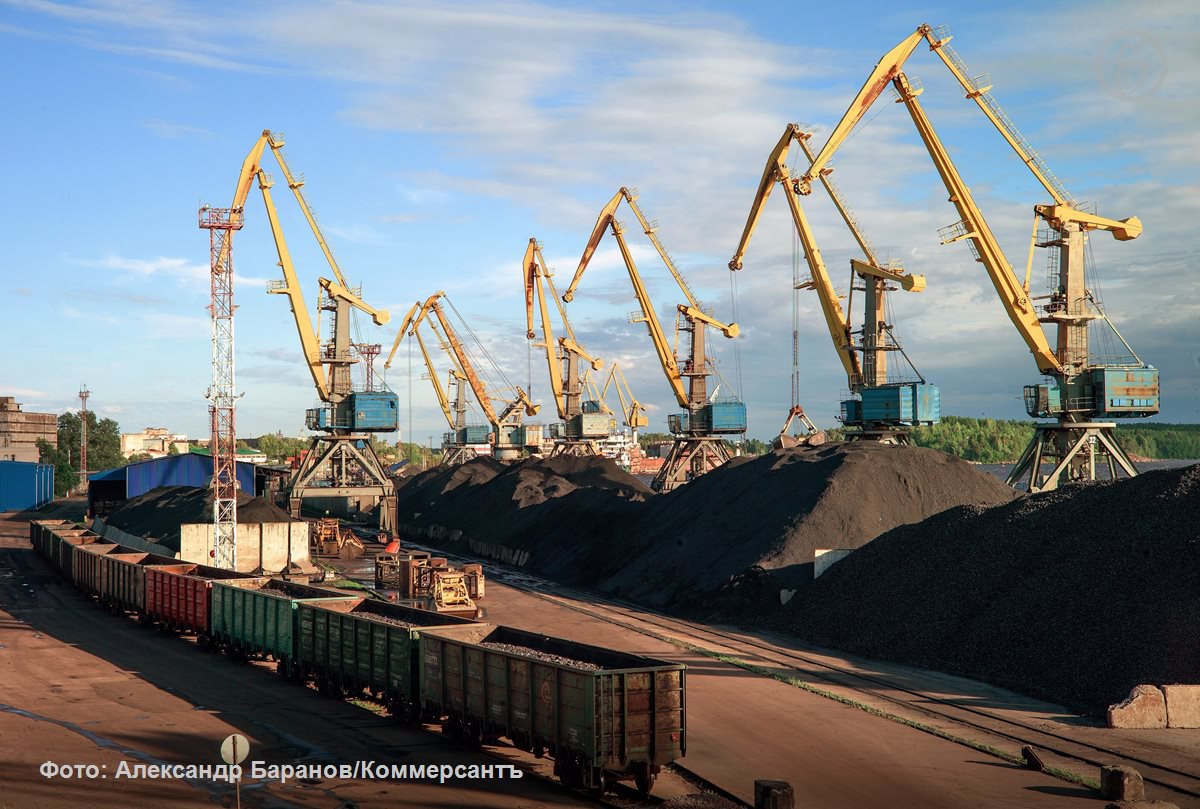 Уголь основной груз на железной дороге будет замещаться промышленным сырьем контейнерами и нефтепродуктами считают аналитики Доля угля в погрузке ОАО РЖД может снизиться к 2030 году на пять процентных пунктов до 24 притом что общая погрузка увеличится до 1234 млн тонн вернувшись на уровень 2022 года В угольной отрасли наблюдается общемировая тенденция снижения спроса что прежде всего связано с постепенным энергопереходом и взятым главными странами импортерами курсом на самообеспечение В таком сценарии развития рост погрузки угольной продукции на экспорт представляется маловероятным считают эксперты Ъузнал