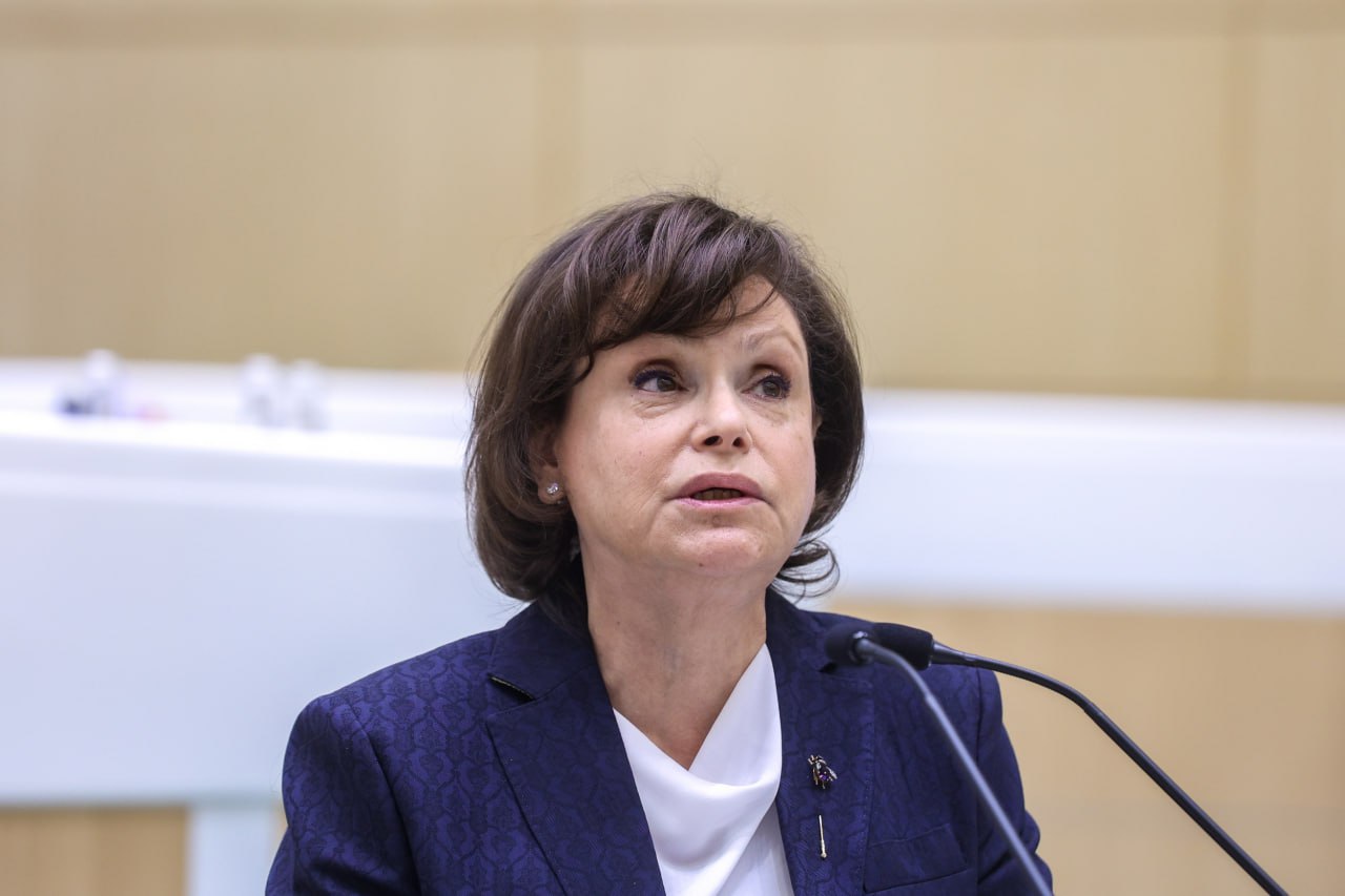 На заседании Совета Федерации в рамках рубрики Время эксперта выступила Елена Голухова директор Национального медицинского исследовательского центра сердечно сосудистой хирургии им А Н Бакулева В своем выступлении она констатировала что болезни сердца и сосудов остаются главной причиной смертности в России и во всем мире В центре внимания оказались меры по снижению этой тревожной статистики Елена Голухова подробно рассказала о ходе реализации федерального проекта Борьба с сердечно сосудистыми заболеваниями который является частью нацпроекта Продолжительная и активная жизнь Среди ключевых направлений работы она выделила развитие высокотехнологичной помощи внедрение современных методов лечения пациентов с пороками сердца перенесших инфаркты и инсульты совершенствование лекарственного обеспечения работа над улучшением программы льготного обеспечения пациентов необходимыми препаратами особый акцент был сделан на важности подготовки и переподготовки квалифицированных медицинских специалистов в данной области Отдельно директор Центра Бакулева отметила успешное сотрудничество с Советом Федерации в частности в рамках совместного кардиологического проекта С заботой о сердце направленного на улучшение здоровья населения