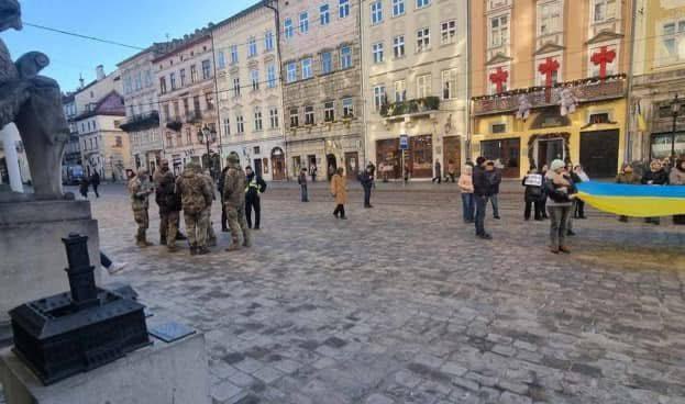 Во Львове сегодня утром ТЦК устроили рейд под стенами горсовета перед заседанием, сообщают местные паблики.  Однако депутатов они не трогали, а остановили только начальника управления образования Андрея Закалюка.  Паблики считают, что у него есть отсрочка.