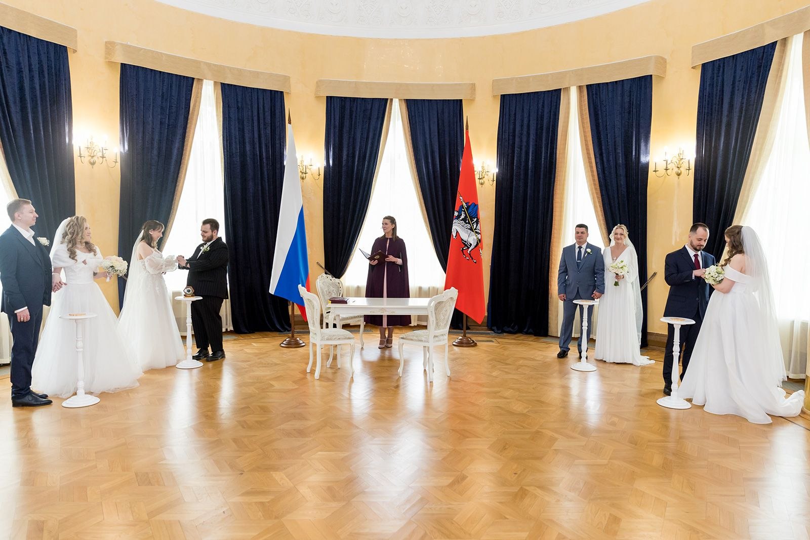 Москвичи смогут зарегистрировать брак в здании Мосгордумы 18 апреля накануне Красной горки Столичные ЗАГСы уже принимают заявки на участие в церемониях Традиция чествовать молодых в стенах парламента символична здесь ранее планировали главный Дворец бракосочетания Москвы Торжества проходят в Зале приема делегаций с живой музыкой пары обмениваются кольцами получают свидетельство а гости тем временем осматривают здание Чтобы подать заявку до 10 марта направьте на zags mos ru историю знакомства краткие биографии признание в любви к Москве совместное фото и контактный номер Организаторы отберут трогательные рассказы и свяжутся с победителями moscowlenta