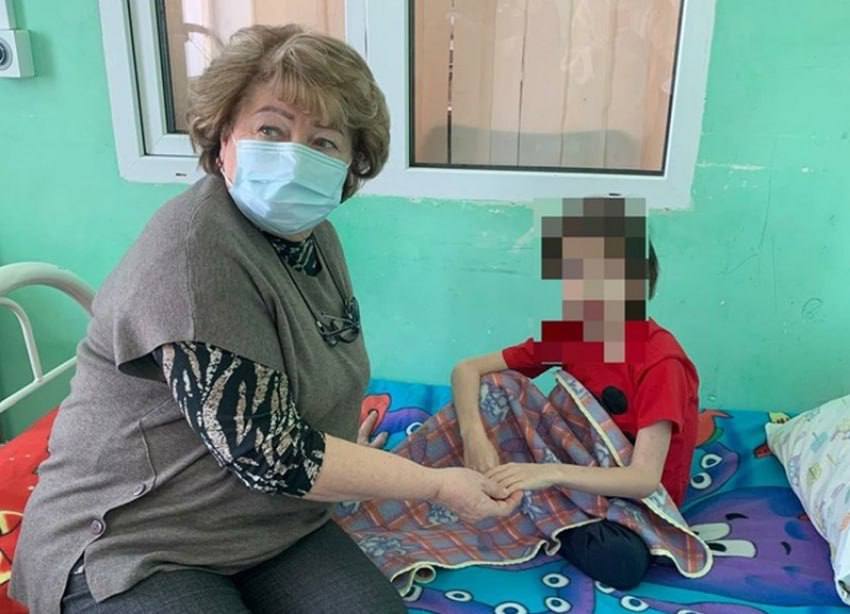 Жительница Труновского округа, истязавшая своих детей, ответит в суде С декабря 2024 года по январь 2025 она не кормила и избивала троих детей. 8 января 4-летнего мальчика в тяжёлом состоянии обнаружила тётя, которая вызвала скорую. Медики обнаружили на телах детей гематомы, ссадины и раны. Мальчику причинен тяжкий вред здоровью, двум другим детям — вред здоровью средней тяжести, сообщили в Следкоме. Сейчас детям ничего не угрожает, они находятся под опекой родственников. Их мать, 27-летняя жительница села Безопасного, обвиняется в совершении преступлений по статьям «умышленное причинение тяжкого вреда здоровью», «умышленное причинение средней тяжести вреда здоровью» и «неисполнение обязанностей по воспитанию несовершеннолетних». Уголовное дело в отношении нее направлено в суд для рассмотрения по существу. ЧП Ставрополь