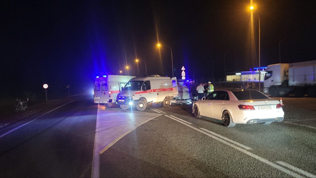 Три человека погибли в ДТП в Абинском районе   29 июля около 22:30 на автодороге Краснодар-Верхнебаканский местный житель 2003 г.р. за рулем ВАЗ 2107, при повороте налево, не уступил дорогу мотоциклу «Ямаха».  На месте ДТП погиб водитель мотоцикла 1990 г.р, в больнице скончалась его 34-летняя пассажирка и 18-летняя пассажирка ВАЗ. Водитель и еще двое пассажиров отечественного авто госпитализированы.   Проводится проверка. Подробности в комментарии начальника Госавтоинспекции Абинского района майора полиции Василия Поникарева.   Полиция Кубани