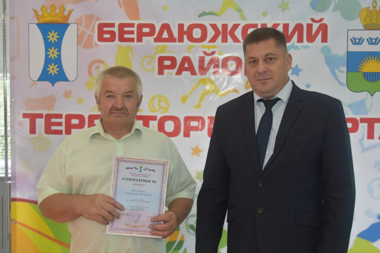 В Бердюжском округе в День физкультурника открыли спорткомплекс после капитального ремонта В здании установлено новое осветительное оборудование, проведен ремонт напольного покрытия, монтаж новой системы отопления и отремонтированы другие инженерные коммуникации. Глава Бердюжского округа Александр Хуснулин: "В отремонтированном помещении будут проходить занятия по дзюдо, волейболу и бадминтону. Пожелаем нашим спортсменам успехов на соревнованиях". Руководитель муниципалитета в рамках празднования Дня физкультурника вручил награды тренерам ДЮСШ и ветеранам спорта. Фото — телеграм-канал главы Бердюжского округа Александра Хуснулина.