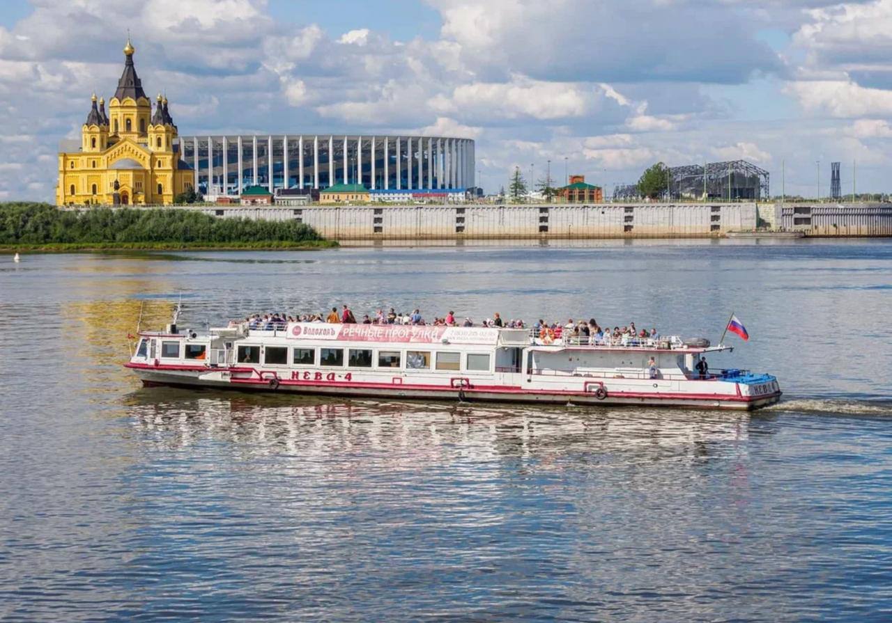 В Нижнем Новгороде теперь можно прогуляться на судне Нева 4 которое будет отправляться от причала 6 Речного вокзала и плыть до Стрелки Посмотреть с воды на Чкаловскую лестницу Александровский сад Кремль и другие достопримечательности будет можно по пятницам и в выходные дни Подписаться на Нижний Новгород Афиша
