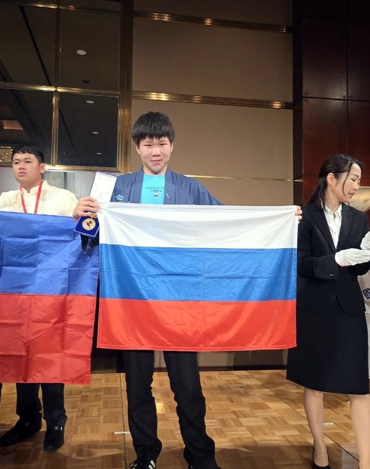 Юный инженер из Забайкалья занял призовое место на международной выставке в Японии    С 6 по 8 августа в городе Осаке в Японии прошла Международная выставка юных изобретателей - International Exhibition for Young Inventors — IEYI-2025  12+ .Юный инженер из Забайкалья Аюша Готопов занял третье место и получил бронзовую медаль.    Мероприятие состоялось на площадке выставочного центра Wasse, расположенного на территории Всемирной выставки ЭКСПО-2025  12+ . В выставке приняли участие школьники из 13 стран, включая Россию. Всего от РФ было представлено 10 проектов. Аюша Готопов заняял третье место в категории «Visionary technologies». Он представил разработку под названием Cold engine — циркулярный насос системы охлаждения для двигателя внутреннего сгорания.   Юный забайкалец готовил свой проект параллельно со сдачей ЕГЭ и поступлением в вуз. Кроме того, он активно изучал английский язык для подготовки к международному выступлению. Работы участников оценивало международное жюри по более чем 12 критериям, среди которых: креативность, работоспособность, соответствие законам физики, рыночная востребованность, патентоспособность, экологичность и другие.  Фото: Агинская окружная гимназия-интернат в «ВК»  12+ .    ChitaMedia Забайкальский край