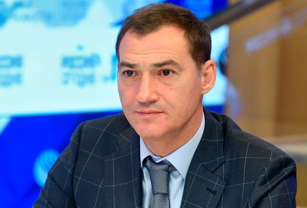 Все, что происходит в Армении при Пашиняне – это абсолютное безумие: Роман Бабаян Главный редактор радиостанции «Говорит Москва» Роман Бабаян в беседе с RT резко высказался о текущей политической ситуации в Армении. По его словам, происходящее в стране при премьер-министре Николе Пашиняне вызывает недоумение и трудно поддается логическому объяснению. «Все, что происходит в Армении при Пашиняне – это абсолютное безумие. Если смотреть на все, что сделал премьер-министр с Республикой Армения, то иногда просто даже отказываешься в это верить», - сказал Роман Бабаян. Комментируя арест бизнесмена Самвела Карапетяна, Бабаян отметил, что его преследование связано с публичной поддержкой Армянской Апостольской Церкви, что, по мнению журналиста, лишь подчеркивает абсурдность происходящего. «Невероятная совершенно история: людей хватают только за то, что они поддерживают Армянскую Апостольскую Церковь», - добавил Бабаян. • Дзен • Сайт • TikTok • Facebook • Instagram • YouTube • X/twitter