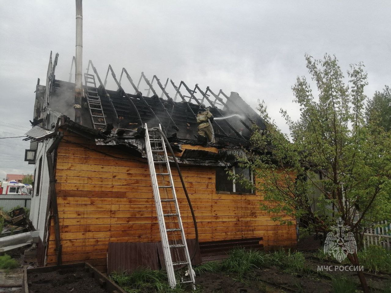 Оперативные итоги суток и недели В воскресенье потушено 15 пожаров, пострадавших нет. В Минусинске из-за нарушений при эксплуатации печи сгорели кровля и перекрытия жилого дома, гаража, веранды и котельной, имущество на площади 135 кв.м. С огнем боролись 17 человек, 6 единиц техники фото 1 . В д. Чигашет Абанского района сгорели два жилых дома на общей площади 120 кв.м. Привлекались 10 человек, 3 единицы техники, включая добровольцев. Предварительная причина пожара: поджог фото 2 . На ликвидацию последствий ДТП пожарно-спасательные подразделения выезжали 3 раза. Зафиксировано 1 происшествие на воде. В Дивногорске спасатели извлекли из воды тело мужчины. Проводятся следственные мероприятия. За неделю ликвидированы 89 пожаров, погиб 1 человек, спасены 7.