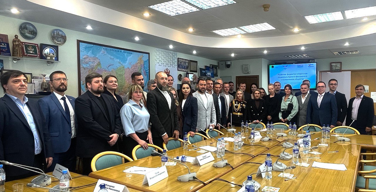 Федерация гонок дронов России рассказала о проектах по вовлечению людей с ограниченными возможностями здоровья в вид спорта и сферу БАС В Государственной Думе прошла конференция «Развитие фиджитал-спорта как социокультурного феномена в инклюзивном обществе» Первый вице-президент Александр Котов поделился важными инициативами по развитию спортивных дисциплин для людей с НЕограниченными возможностями совместно с АНО «Уникальный мир». 12 июля в Музее Победы пройдёт грандиозное событие: «Московский инклюзивный турнир 2025». Федерация станет организатором турнира по гонкам дронов в симуляторе. Александр Котов также рассказал о проекте «Профессия героя», направленного на социализацию участников СВО через вовлечение в гонки дронов. Проект включает профориентацию и переобучение участников, в том числе с инвалидностью, для работы в сфере беспилотных авиационных систем