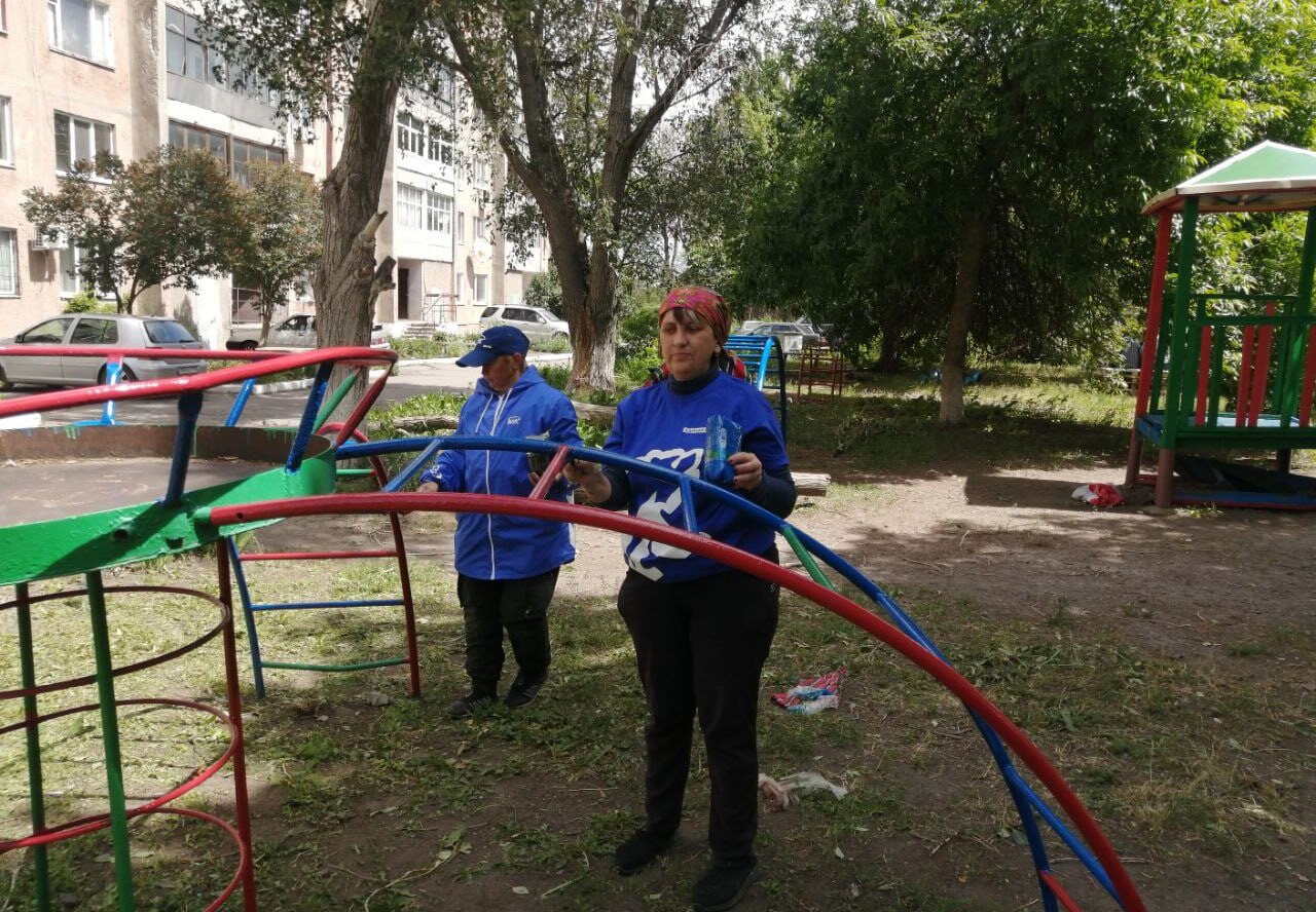 Сотрудники отдела по делам территорий, рабочие по благоустройству, активисты Дубовского первичного отделения Всероссийской политической партии «Единая Россия» покрасили элементы двух детских площадок, расположенных в центральном сквере посёлка Дубовский и во дворе дома № 1, квартал Юбилейный. Предварительно конструкции были подремонтированы, подготовлены к покраске. Также осуществлён покос травы на детских площадках и на прилегающей территории. С целью привлечения дополнительных средств для благоустройства территории сотрудники отдела по делам территорий Администрации Антрацитовского муниципального округа регулярно принимают участие в республиканских конкурсах, прилагают все усилия для создания комфортных условий досуга детей и подростков. На данный момент для участия в конкурсе «Республика руками молодёжи» подано несколько проектов, в том числе по детским площадкам.