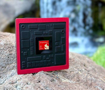 Qualcomm представила мобильный процессор Snapdragon 8 Elite Gen 5 частота до 4 6 ГГц и новый GPU Компания Qualcomm официально анонсировала новый флагманский процессор для смартфонов получивший фирменные ядра третьего поколения Oryon По заявлениям производителя Snapdragon 8 Elite Gen 5 становится самым быстрым мобильным чипом на рынке Ключевым улучшением стало увеличение тактовой частоты