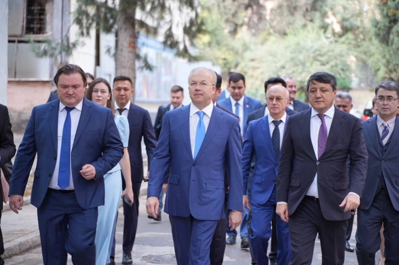 Премьер министр Башкортостана прибыл в Таджикистан По словам Андрея Назарова целью визита является укрепление двусторонних отношений обсуждение перспективных направлений сотрудничества и обмен опытом Также пройдут встречи с представителями руководства республики и торговыми партнерами Читать SputnikТj в MAX