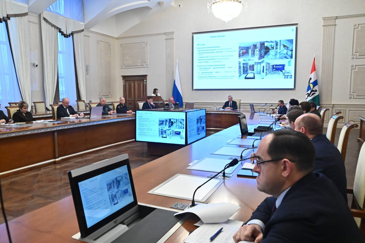 Губернатор Андрей Травников Перенос сроков реализации по объектам значительно снизился благодаря нацпроектам Сегодня на оперативном совещании в областном правительстве обсуждались итоги реализации нацпроектов в Новосибирской области за 2025 год Новосибирская область достигла более 110 показателей по всем 43 реализованным региональным проектам Объём исполнения составляет 96 почти 32 млрд рублей что заметно превышает среднероссийский уровень Более половины этих средств направлено на реализацию нацпроекта Инфраструктура для жизни в том числе отремонтированы Димитровский мост мосты через Иню и Ельцовку 2 реконструировано 250 км автодорог благоустроено 134 территории Ещё около 40 выделенных средств реализованы в рамках нацпроектов Молодёжь и дети Продолжительная и активная жизнь и Семья В числе обновлённых объектов 38 школ 15 учреждений культуры два учреждения здравоохранения и детский сад Кроме того построен новый дополнительный корпус Экономического лицея в Новосибирске Несколько лет назад я говорил что нам нужно научиться строить и ремонтировать много в срок качественно По итогам 2025 года можно высказать осторожный оптимизм в том что нам удалось приобрести этот опыт и количество объектов где были допущены переносы сроков становится намного меньше подчеркнул Андрей Травников Это в том числе приводит к повышению процента освоения выделенных средств по итогам 2025 года более 96 запланированных средств реально освоено объекты отремонтированы построены введены в эксплуатацию Но расслабляться нельзя Работы меньше не будет потому что новые нацпроекты полноценно заработают именно в 2026 году Задача учиться строить и ремонтировать много качественно и в срок сегодня как нельзя более актуальна
