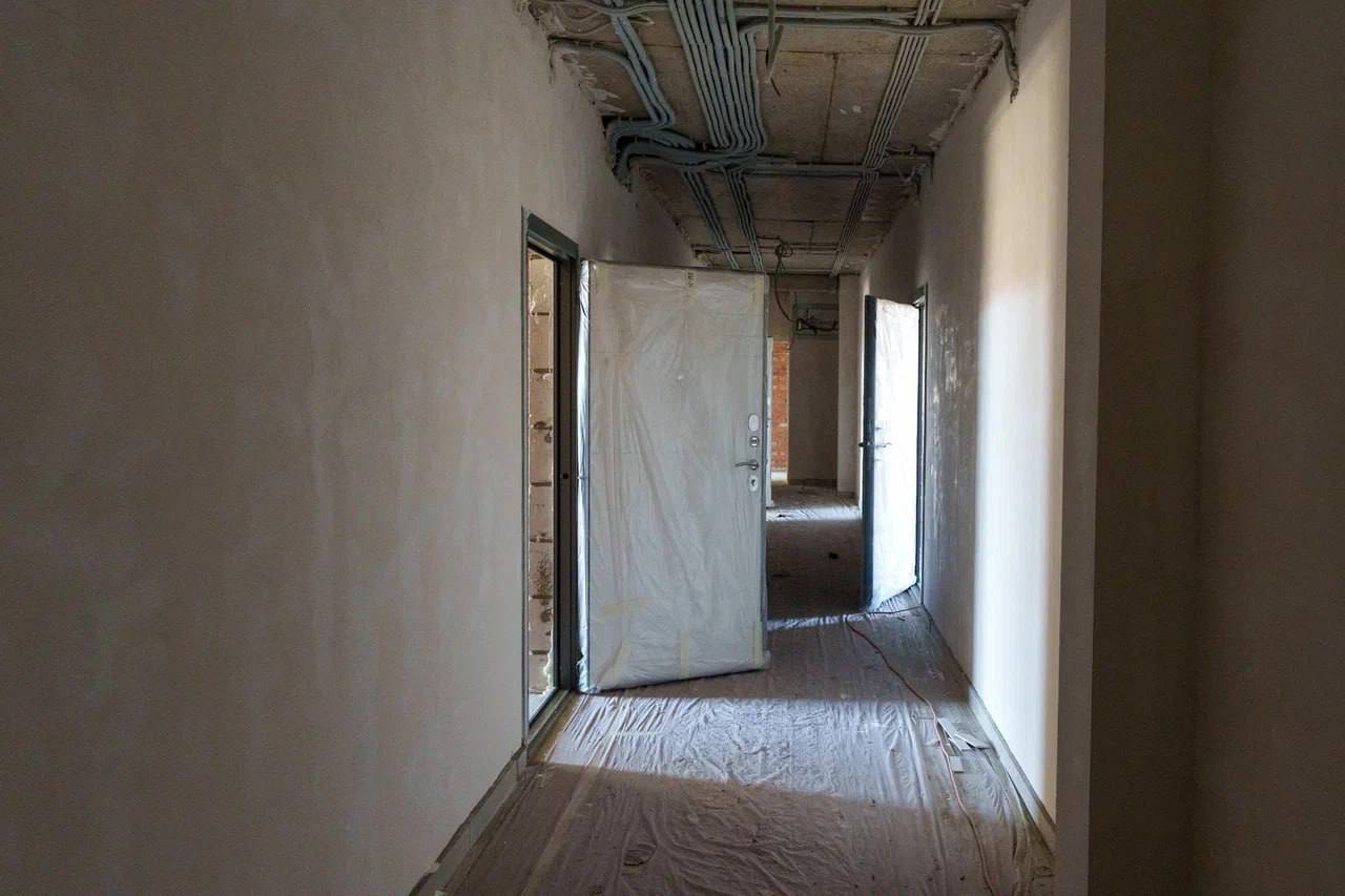 Ростовский инвестпроект по застройке левобережья подорожал на 50 млрд рублей Инвестиционный проект группы компаний Самолет по застройке левобережья в Ростове на Дону подорожал на 50 до 151 млрд рублей Объект находится на территории между Батайском и ул Пойменной Стоимость материалов и оборудования выросла примерно на 25 Кроме того застройщик переработал проект учитывая требования правительства Ростовской области по строительству и передаче социальных объектов а также обустройству парков и скверов на территории микрорайона Стройка Подписаться Забустить