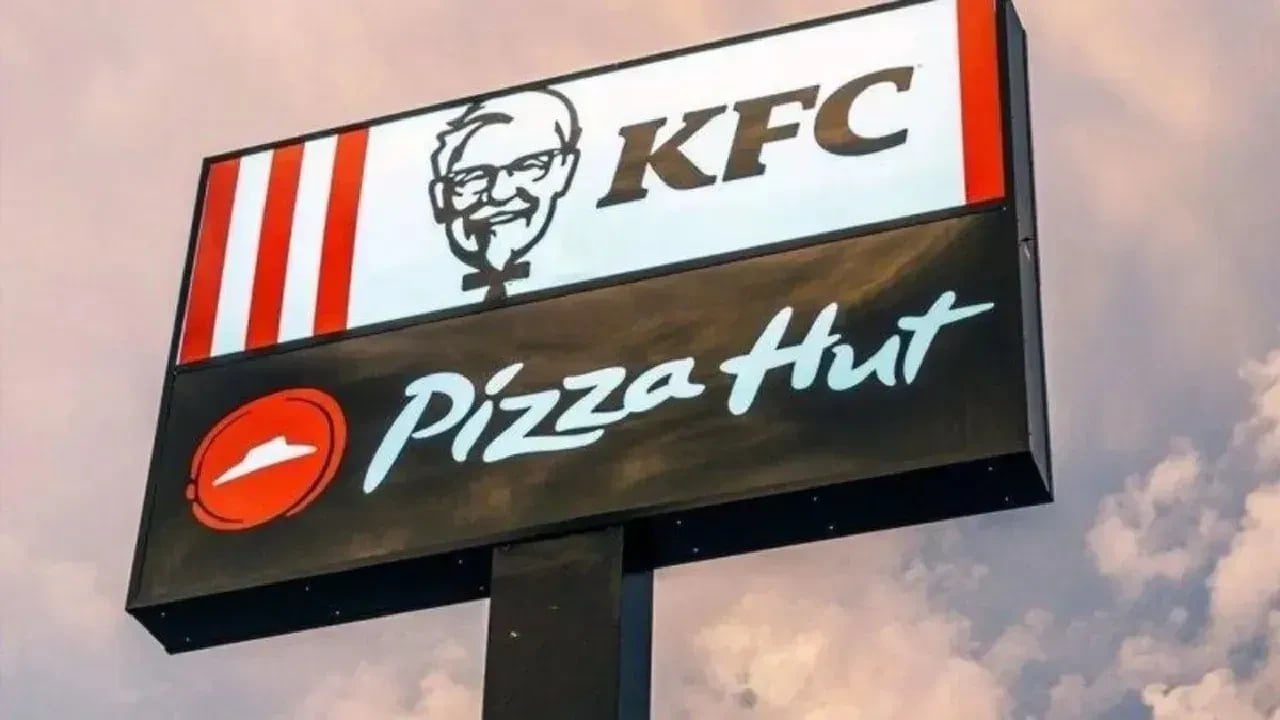 KFC и Pizza Hut закроют свои филиалы в Турции из-за бойкота  На фоне массовых бойкотов мировых брендов, поддерживающих Израиль, компании все чаще сталкиваются с трудностями в мусульманских странах, что приводит к их закрытию.  Так, например, KFC и Pizza Hut объявили о закрытии 537 филиалов в Турции из-за резкого падения продаж, вызванного бойкотами со стороны турецких потребителей.    В заявлении компании отмечалось, что уровень продаж в турецких ресторанах оказался значительно ниже среднемирового показателя для каждого из брендов. При этом еще с 2020 по 2023 год их рост на турецком рынке составлял около 300%.  Подробнее:  Похожая ситуация наблюдается и с другими мировыми брендами. В то же время турецкая «Cola Turka» демонстрирует рекордные продажи не только на внутреннем рынке, но и за его пределами.  Подробнее о ситуации с бойкотами читайте в наших материалах:     Информация по теме:  Бойкот сыграл на руку турецкой коле  Отказываются от «Колы» даже за бесплатно   Палестинская кола завоевывает популярность  За что бойкотируют кока-колу и к чему это привело?  Бойкот работает: израильские компании распродают акции  С какими трудностями столкнулся Starbucks после года бойкота?  Starbucks в Малайзии сталкивается с бойкотом и падением продаж  Puma отказывается от спонсорства Израильской футбольной ассоциации  Как Cola Turka в 2024 году продемонстрировала десятикратный рост продаж?  Bloomberg: Влияние бойкота на западные бренды на Ближнем Востоке  часть 1   Bloomberg: Влияние бойкота на западные бренды на Ближнем Востоке  часть 2   Палестинский бойкот и экономическая нестабильность ударили по крупным брендам  Carrefour прекращает всю деятельность в Иордании на фоне бойкота в поддержку Палестины    Будьте в курсе последних новостей с «TRT на русском»