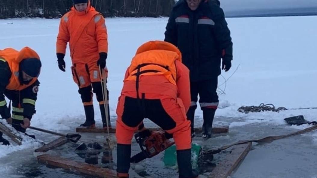 2 декабря специалисты Пермской краевой службы спасения извлекли вмерзшее в лед тело рыбака. Инцидент произошел на реке Яйва, вблизи поселка Яйвинский Рейд  Березниковский округ . Тело находилось на расстоянии 150 метров от берега в труднодоступной местности.  Источник