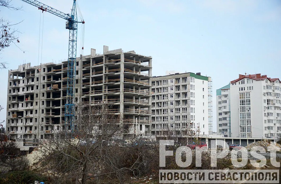 Севастопольский рынок новостроек признан самым монополизированным в России По данным исследования, сейчас эту сферу в регионе, по сути, целиком делят лишь пять игроков-девелоперов. Для примера: в Екатеринбурге, где монополизация рынка минимальна лишь на 6% , стоимость квадратного метра в новостройках за год выросла в среднем на 10%. В Севастополе же, где по данным аналитиков наблюдается 100% монополизация, за тот же период «квадрат» жилья подорожал сразу на 46%. Подробнее ForPost