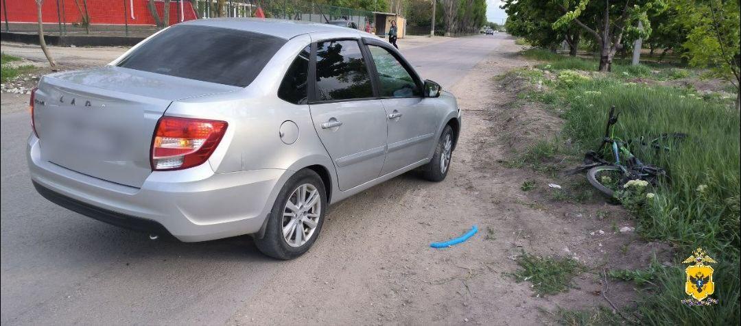 В Геническом округе полицейские устанавливают обстоятельства ДТП, в результате которого пострадал несовершеннолетний По предварительным данным, 13 мая 2025 года около 17.20 час. 38-летний водитель, управляя автомобилем «Лада Гранта», двигаясь по ул. Парижской Коммуны в г. Геническе, совершил наезд на 13-летнего велосипедиста, который двигался по проезжей части автодороги и при совершении поворота налево через полосу, предназначенную для встречного движения, не убедился в безопасности маневра. В результате ДТП подросток с травмами доставлен больницу. В настоящее время полицейские устанавливают все обстоятельства произошедшего. Сводка ДТП носит исключительно информативный характер. Указанная информация не определяет виновность участников происшествия. #Происшествия
