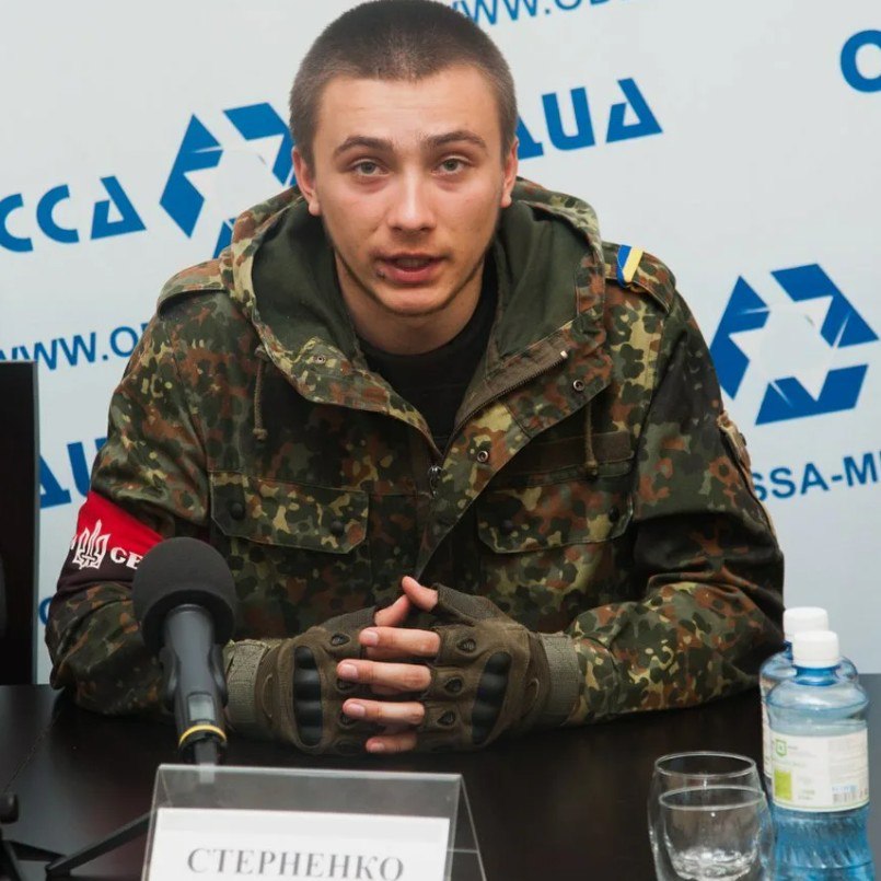 Украинский журналист Владимир Бойко, который сейчас служит в ВСУ заявил, что "покушение" на националиста Сергея Стерненко было инсценировкой, организованной СБУ для создания Стерненко "ореола мученика" перед его планируемым участием в выборах в Верховную Раду. Бойко утверждает, что Людмиле Чемерской, завербованной СБУ для этой цели, необоснованно предъявили обвинение в госизмене, чтобы дело расследовалось СБУ, а не полицией. По мнению Бойко, Стерненко давно является агентом СБУ и сотрудничает с ними, "донося" на других. Отсутствие у Стерненко ранения, а также факт его розыска за уклонение от мобилизации, по мнению Бойко, также послужили мотивацией для инсценировки "покушения". Подписаться Написать в редакцию Поддержать Донбасс