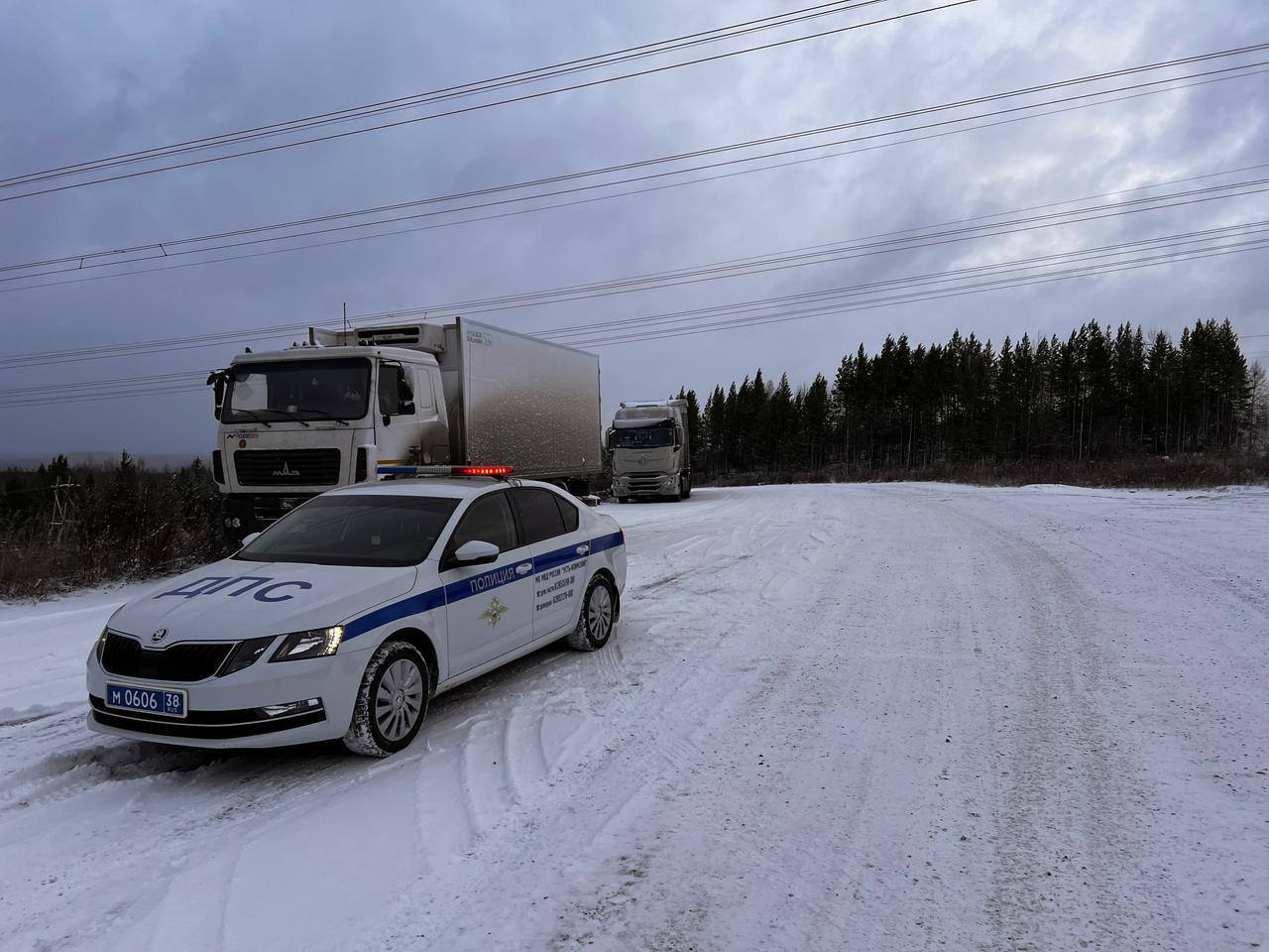Временное ограничение движения на трассе Братск Усть Илимск Госавтоинспекция сообщает на участке региональной дороги Братск Усть Илимск с 70 по 246 км запрещено движение автобусов и большегрузов Причина гололёд и осадки ухудшающие дорожные условия Автомобилистов просят отказаться от поездок по этому маршруту или строго соблюдать скоростной режим и безопасную дистанцию О возобновлении движения сообщат позже Госавтоинспекция38