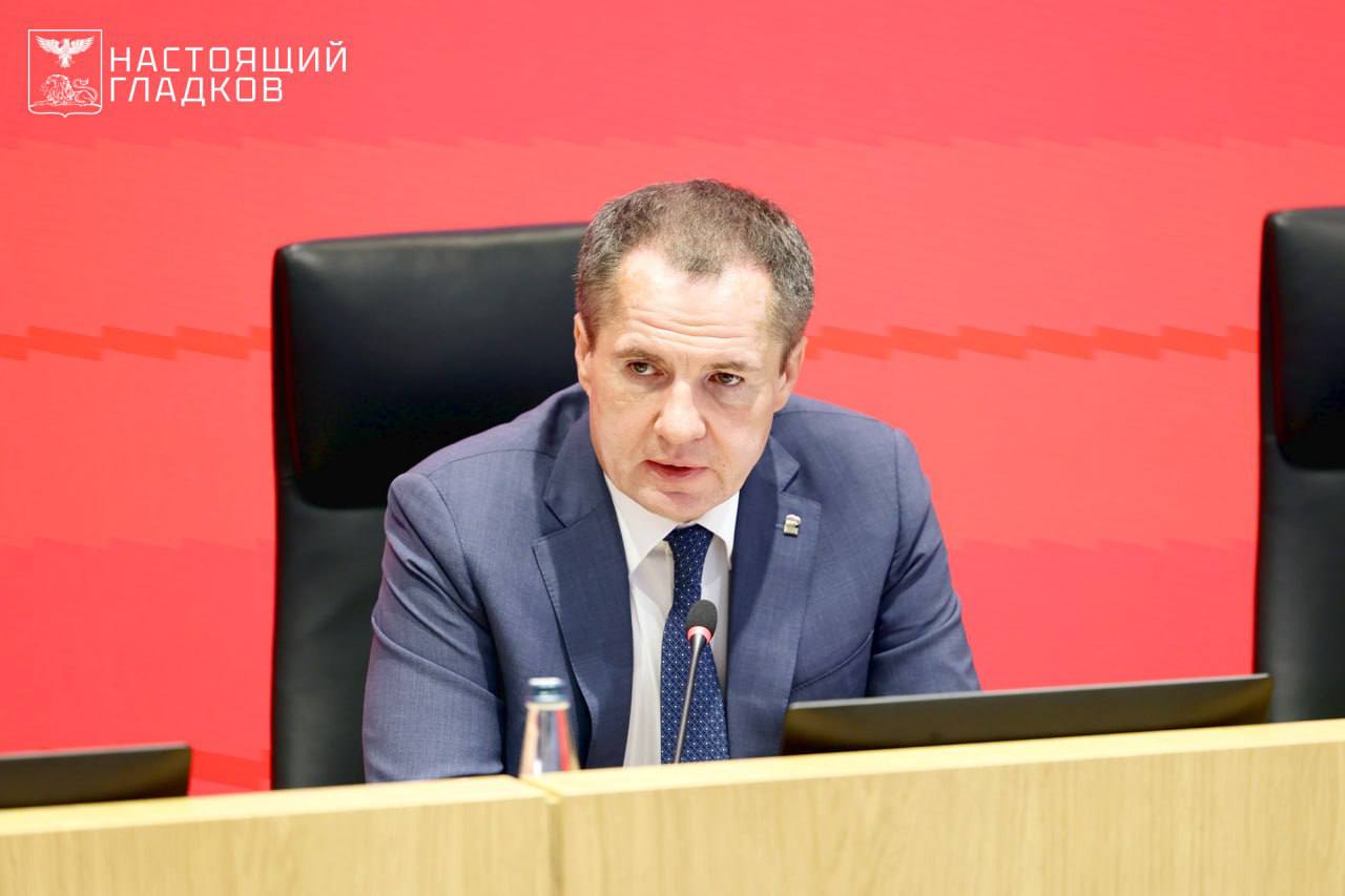 Вячеслава Гладкова атакуют анонимные телеграм-каналы: губернатора обвиняют в «магических ритуалах» и предрекают скорую отставку  Вячеслав Гладков оказался в центре очередного скандала: анонимные телеграм-каналы развернули против губернатора Белгородской области массированную кампанию, не стесняясь ни мистических аллюзий, ни откровенного троллинга. В публикациях Гладкову приписывают участие в «магических ритуалах».  Однако, несмотря на экзотическую риторику, критика в адрес Гладкова в ряде случаев звучит вполне конкретно: его связывают с коррупционными схемами, которыми, по мнению авторов, пронизана вся область, обвиняют в провалах в управлении и попытках манипулировать общественным мнением через собственные пиар-кампании. Губернатору ставят в вину не только ухудшение социально-экономической ситуации в регионе, но и стремление «отмыть» репутацию за счет фейковых информационных вбросов.  Внутриполитическая ситуация в Белгородской области продолжает деградировать: по данным рейтингов, в январе этого года Гладков занимал предпоследнее место по эффективности среди глав регионов, а в местном сообществе его якобы называют «хромой уткой». Отсутствие губернатора на рабочем месте стало привычным явлением, а его регулярные командировки в Москву вызывают вопросы даже у ближайшего окружения.  На этом фоне отмена встречи Гладкова с президентом Владимиром Путиным выглядит особенно показательно. В экспертных кругах это событие расценивают как недвусмысленный сигнал о возможной скорой отставке губернатора, который, несмотря на все попытки удержаться у власти, теряет поддержку как в регионе, так и на федеральном уровне. Однако существует и другое мнение: якобы Гладков устал от управления приграничным регионом и сам хочет уйти в отставку.  Тем не менее, пока анонимные телеги продолжают высмеивать и атаковать Гладкова, в самом регионе растет недовольство: жители все чаще открыто выражают разочарование политикой действующего главы области.