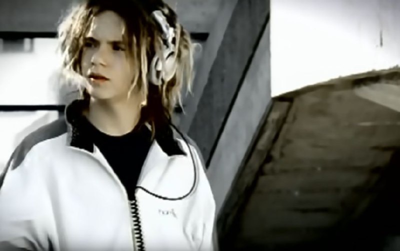 В России молодежь массово переходит на проводные наушники По итогам третьего квартала 2025 года продажи проводных наушников выросли на 65 относительно второго квартала и на 33 по сравнению с первым кварталом текущего года согласно анализу IT компании Главным драйвером роста стала аудитория до 30 лет Покупатели в возрасте 18 24 лет обеспечили 38 продаж проводных наушников а еще 24 пришлось на пользователей 25 30 лет Молодое поколение выбирает проводные наушники не только за надежность и простоту использования но и как стильный аксессуар отсылающий к эстетике нулевых Дополнительными факторами спроса стали отсутствие необходимости подзарядки стабильность соединения Картинка со звуком Брекотин Подписаться Брекотин в MAX