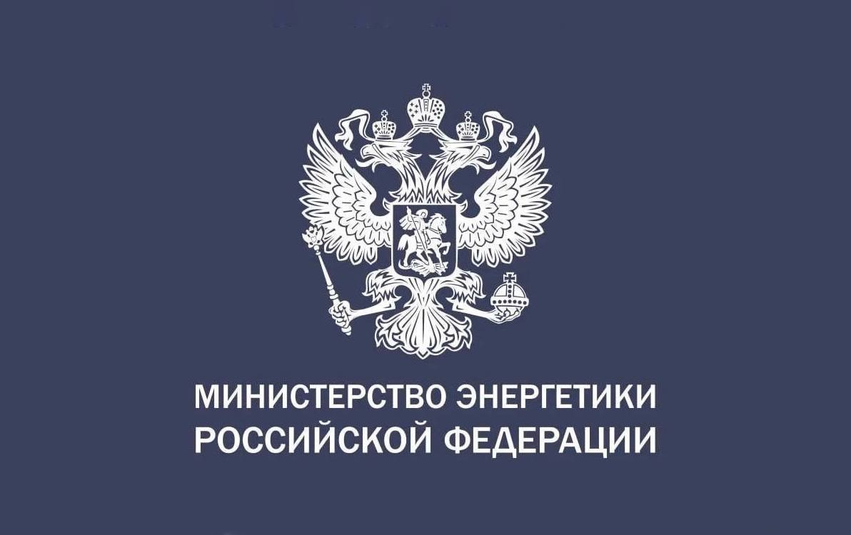 Минэнерго: дефицит кадров требует системных решений       По прогнозам Минтруда к 2030 году экономике дополнительно потребуется более 3 млн человек.   Анастасия Бондаренко на пленарном заседании XXII Международного форума «Газ России 2025» отметила, что имеющийся дисбаланс между структурой подготовки кадров и потребностью рынка труда усиливает кадровый дефицит в отраслях.  По данным Минэнерго структура потребности компаний ТЭК выглядит следующим образом:    65 % - рабочие кадры;   35 % - специалисты с высшим образованием.    «Проблему дисбаланса невозможно решить только перераспределением бюджетных мест. Необходимо пересматривать принципы финансирования системы профессионального образования, настраивать инструменты системы образования под потребности работодателей», – подчеркнула статс-секретарь – замминистра.      Возможности системы образования и трудовой миграции ограничены в устранении кадрового дефицита.  «Без повышения производительности труда справиться с дефицитом не получится» – заключила Анастасия Бондаренко.