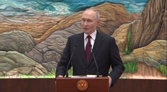 Владимир Путин заявил что не ожидал новых санкций США против нефтяных компаний РФ так как конфликтов между Москвой и Вашингтоном после Аляски не было Во время переговоров сложилось мнение что у нас было понимание с США и что нужно сделать чтобы прекратить боевые действия Мы оставались на платформе Анкориджа и вдруг США объявляют о санкциях Я даже не понял а что происходит то Подписывайтесь на Ъ Оставляйте бусты