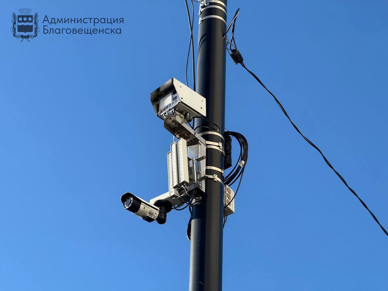 Система Безопасный город помогла поймать 20 хулиганов За порядком на улицах Благовещенска следят 4213 камер Система видеонаблюдения Безопасный город круглосуточно следит за порядком на улицах в парках скверах во дворах жилых домов а также вблизи учреждений образования культуры и спорта С начала года благодаря видеонаблюдению удалось вычислить виновников 20 фактов порчи городского имущества Данные с Безопасного города передаются в полицию Там устанавливают личности злоумышленников Призываем жителей и гостей областного центра бережнее относиться к городским объектам Вы также можете помочь в борьбе с хулиганами Увидев незаконную рекламу надписи или правонарушителей которые их оставляют сообщите об этом в чат бот мэра Олега Имамеева За достоверную информацию предусмотрено денежное вознаграждение