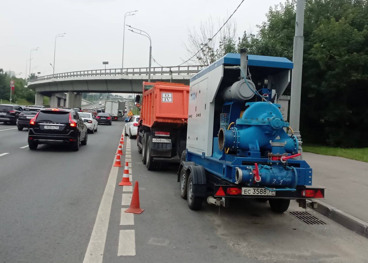 Из-за ожидаемой непогоды на улицах столицы дежурят 300 бригад и 290 единиц техники ГУП "Мосводосток", сообщает пресс-служба предприятия