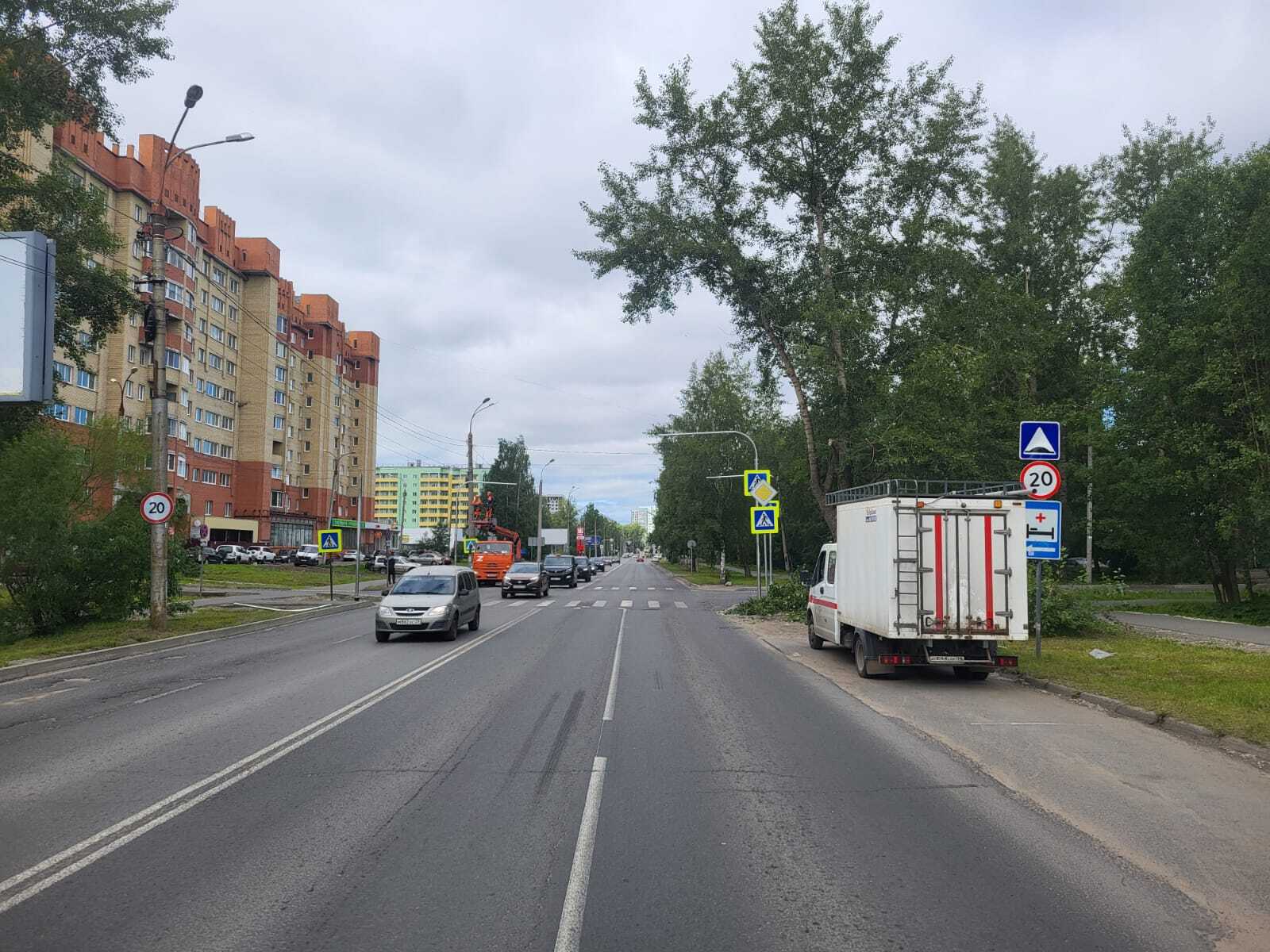 На перекрестке пр. Обводный канал и ул. Шабалина будет запрещена остановка автотранспорта  Здесь, в районе пешеходного перехода, будут установлены дорожные знаки 3.27"Остановка запрещена", 8.24 "Работает эвакуатор" . Решение принято для обеспечения треугольника видимости и безопасности дорожного движения.  Действие знаков вступит в силу через 20 дней.