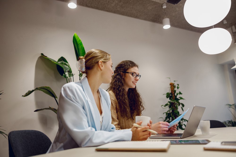 Калининградцы повышают эффективность деловых встреч с помощью ИИ В прошлом году калининградцы чаще проводили онлайн встречи формат в котором все участники активны нежели вебинары формат предполагающий одного или нескольких активных спикеров и большое количество слушателей Число рабочих созвонов выросло на 37 по сравнению с 2024 годом Такие данные приводит исследование экосистемы МТС При этом коллеги стали проводить встречи эффективнее их средняя продолжительность за день сократилось на треть по сравнению с прошлым годом и составила приблизительно 1 5 часа Эксперты связывают эту тенденцию с внедрением инструментов на основе искусственного интеллекта которые значительно упрощают коммуникацию взяв на себя рутинные задачи Из всех ИИ функций пользователи в Калининградской области чаще применяли размытие или замену фона Также калининградцы нередко обращались к ИИ чтобы сделать текстовую версию встречи расшифровку эту функцию в 2025 году использовали в 5 раз чаще чем в предыдущем Набирает популярность и ИИ ассистент который помогает анализировать онлайн мероприятия и отвечает на вопросы Не всегда получается вычленить самое важное в информационном потоке Чтобы любые коммуникации в компании были максимально результативными нужно грамотно и оперативно обрабатывать полученные данные а также правильно выстраивать дальнейшую работу с ними Именно здесь на помощь бизнесу приходит искусственный интеллект который берет на себя эти функции прокомментировала директор МТС в Калининградской области Анна Хлевтова