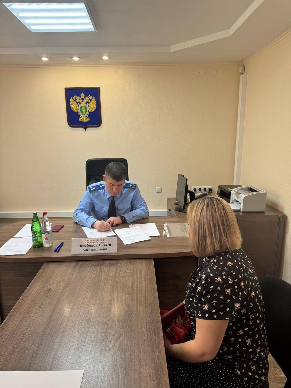 В прокуратуре Выселковского района заместителем прокурора Краснодарского края Алексеем Полубояровым проведён личный прием граждан 9 июля 2025 года заместитель прокурора края Алексей Полубояров провел личный прием граждан в Выселковском районе. Жители района обратились с жалобами по вопросам нарушения законодательства в сфере благоустройства, жилищно-коммунального хозяйства, безопасности дорожного движения. По всем поступившим обращениям организованы проверочные мероприятия, их результаты поставлены прокуратурой края на контроль. При наличии оснований будут приняты исчерпывающие меры прокурорского реагирования, направленные на реальное восстановление нарушенных прав граждан.
