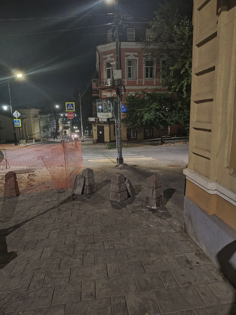 На Ульяновской/Газетном, где сегодня по тротуару поток автомобилей объезжал очередное разрытие коммунальщиков, восстановили столбики, мешающие проезду. Правда, плитке это уже не поможет.   А происходит это всё почему? Потому что до этой канавы поперёк проезжей части нет ни одного внятного информационного щита с предупреждением и схемой объезда, хотя ими должен быть утыкан весь район — поскольку ближайший прямой проезд вверх там через Будённовский. Ну или кататься четыре квартала туда-обратно через Соборный. В итоге люди упираются в препятствие, не понимают, что делать, и делают самое простое, на что воспитания хватает.  Короче, опять никто ни за что не отвечает, и выходит позорище.
