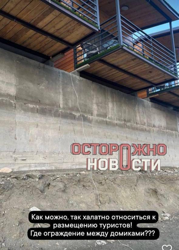 Туристка погибла на турбазе в Дагестане 64-летняя Галина из Нижнего Новгорода упала в обрыв на базе отдыха Ирганай. Трагедия произошла поздно вечером: территория была неосвещенной, а склон — неогороженным. Женщина не заметила опасности и шагнула в пустоту. Падение с высоты 2,5 метра привело к смертельным травмам таза. Родные обвиняют владельцев базы в нарушении техники безопасности.