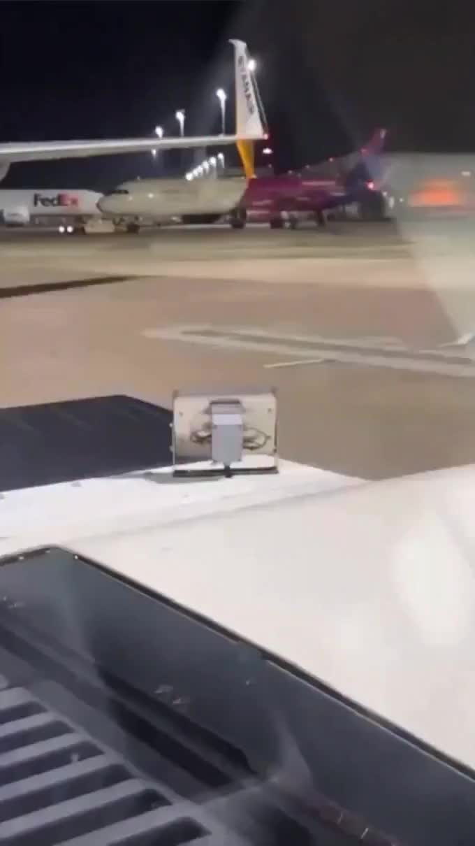 Два румынских пассажира попытались догнать самолет Wizz Air в аэропорту Кёльн Бонн