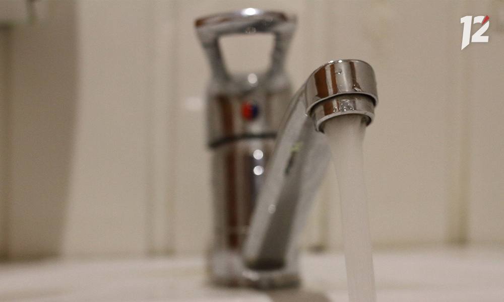 Министр энергетики и ЖКХ прокомментировал отсутствие водоснабжения в некоторых населенных пунктах Омской области По поручению губернатора Владимир Шнипко провел заседание с главами районов и представителями ресурсоснабжающих организаций. Глава Муромцевского района сообщил, что порыв на сетях устранен, и в настоящее время идет наполнение резервуаров чистой воды. Водоснабжение будет восстановлено в ближайшее время. В село Лузино Омского района направлена комиссия для проверки предполагаемого места порыва. В случае выявления повреждения специалисты оперативно устранят его. Кроме того, «Омскводоканал» организовал подвоз питьевой воды для жителей.