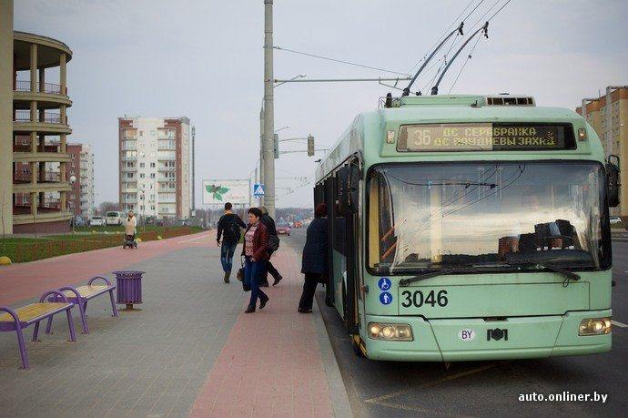 На один день проезд в общественном транспорте столицы станет бесплатным  В день президентских выборов, 26 января 2025 года, в Минске все виды городского общественного транспорта будут предоставлять услуги бесплатно. Такое решение приняли депутаты 8-й очередной сессии Минского городского Совета депутатов, сообщает БЕЛТА.  Бесплатный проезд распространяется на автобусы, троллейбусы, трамваи и метро.  Обычно день выборов не является официальным выходным, однако в 2025 году 26 января выпадает на воскресенье, поэтому большинство граждан будут свободны от работы.