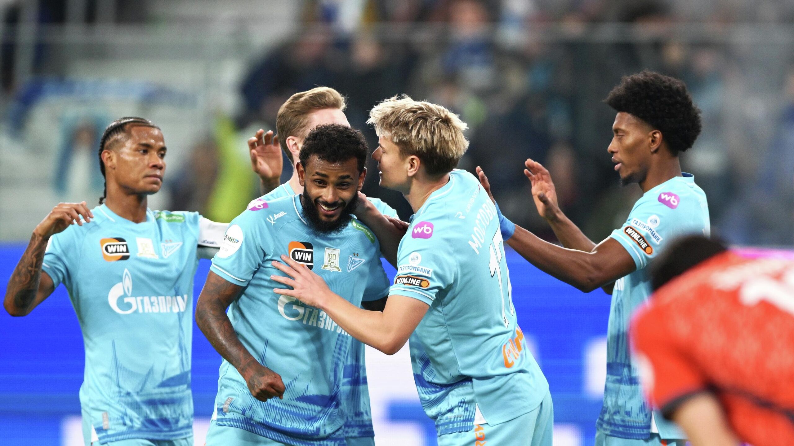 Петербургский Зенит одержал победу над тольяттинским Акроном в матче 18 го тура чемпионата России по футболу Встреча в Санкт Петербурге завершилась со счетом 2 0 Голы забили Жерсон 32 я минута для которого мяч стал дебютным в Российской премьер лиге РПЛ и Луис Энрике 41 На 14 й минуте главный арбитр Павел Кукуян показал красную карточку защитнику Акрона Йонуцу Неделчару На 66 й минуте после просмотра видеоповтора был отменен гол нападающего Зенита Александра Соболева из за офсайда На 75 й было отменено взятие ворот его одноклубником Андреем Мостовым по аналогичной причине Жерсон присоединился к Зениту в июле перейдя из бразильского Фламенго В составе сине бело голубых он провел 15 матчей в РПЛ и Кубке России забив по одному мячу в каждом из турниров