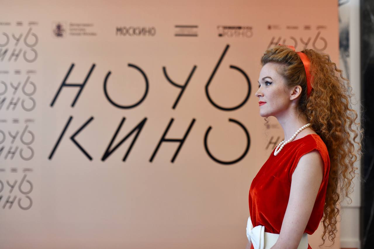 23 августа в рамках Московской международной недели кино в столице пройдет юбилейная 10 я акция Ночь кино К акции присоединится около 100 культурных площадок Москвы В кинотеатрах парках музеях и других культурных пространствах города организуют показы фильмов и анимации Зрители увидят советскую классику и современные картины Впервые в рамках акции состоится фестиваль перуанского кино Всего запланировано порядка 300 мероприятий в том числе мастер классы лекции и тематические викторины рассказала заместитель Мэра Москвы Наталья Сергунина В кинотеатрах сети Москино горожан и туристов ждет насыщенная программа например в Спутнике пройдут сеансы посвященные 100 летию со дня рождения режиссера Петра Тодоровского А в Туле и Молодежном организуют детскую программу с мультфильмами викторинами и мастер классами Узнайте больше в материале на mos ru Говорит Москино