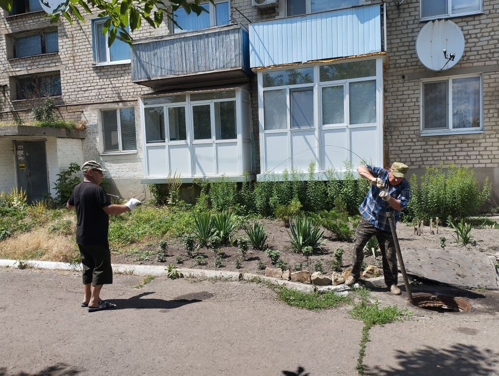 Сегодня в поселке Северный выполнены работы по обслуживанию и ремонту канализационных сетей многоквартирных домов, а также благоустройству прилегающих территорий.   Специалисты Гуково-Гундоровского производственного участка «Лугансквода» совместно с НКО «Единый региональный фонд по управлению МКД на территории ЛНР  г. Суходольск » выполнили прочистку канализационных засоров и расчистили систему водоотводных труб в ряде домов.   Работы были проведены по следующим адресам:   ул. Кирова, дом № 5, № 6  пер. Ленина, дом № 9  ул. Советская, дома № 16 и № 20  ул. Орджоникидзе, дом № 1   Благодаря слаженным действиям сотрудников, удалось оперативно устранить засоры, восстановить нормальную работу канализационной системы и предотвратить возможные аварийные ситуации.   Параллельно с этими работами был произведён покос придомовых территорий возле многоквартирных домов.