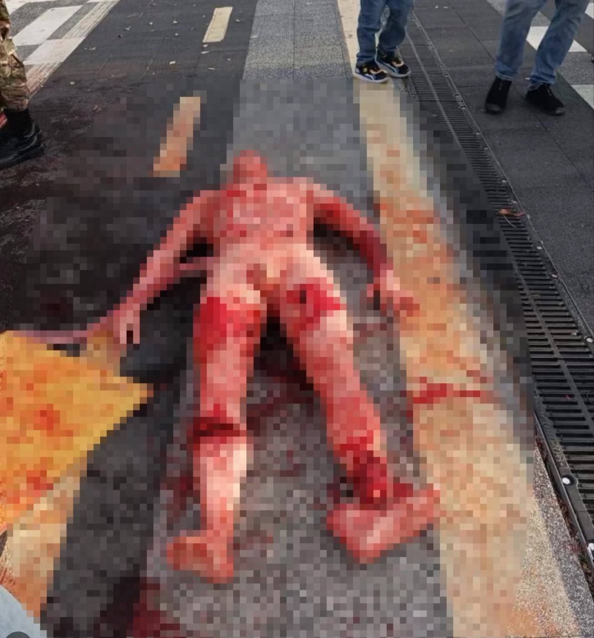 Урок помощи который вызвал споры В День народного единства в парке имени Фрунзе в Новороссийске прошла обучающая акция по оказанию первой медицинской помощи Организаторы мероприятия предложили всем желающим в том числе детям и подросткам освоить базовые навыки спасения жизни Для демонстрации использовался учебный манекен реалистично имитирующий травмы По словам организаторов это стандартная практика при обучении первой помощи важна не внешняя сторона а то чтобы участники понимали как действовать в критической ситуации Программа с подобными элементами уже не раз участвовала в военно патриотических и образовательных мероприятиях города Однако на этот раз экспозиция вызвала бурное обсуждение в соцсетях В novobcentr сообщили что по итогам обсуждения принято решение не приглашать данную организацию на публичные городские мероприятия При этом организаторы отметили что главная цель их работы обучение граждан оказанию первой помощи и формирование культуры безопасности mediakadr93